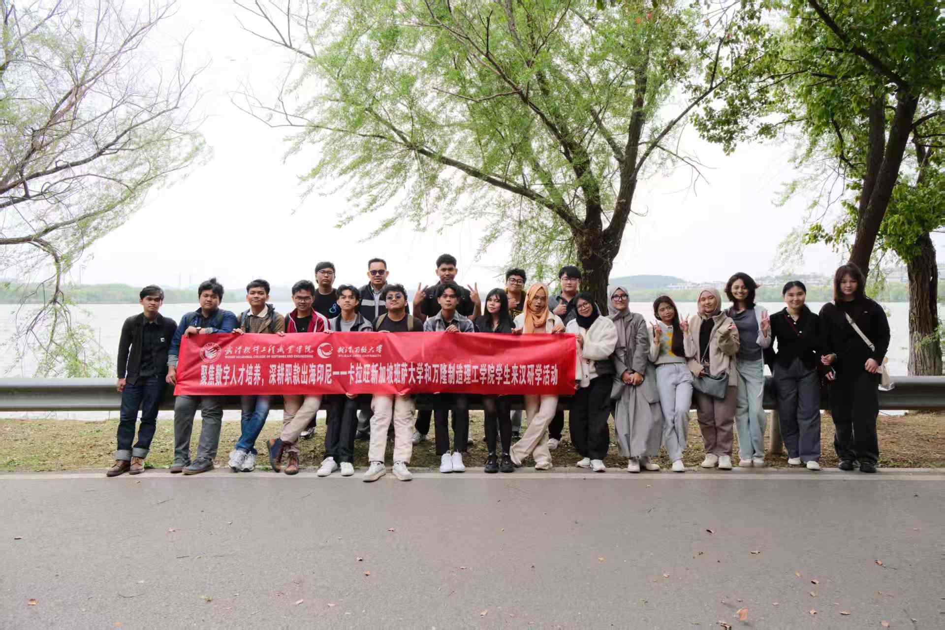 印尼“工业互联网技术专业研学团”来校研学